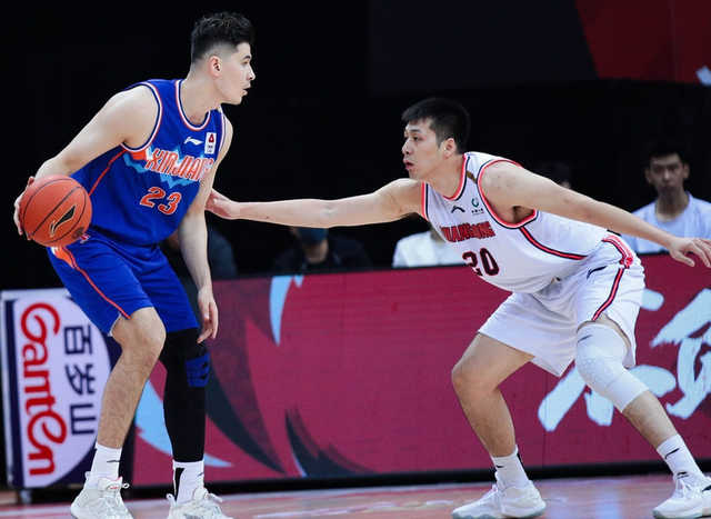 爱游戏官方入口-关于江汉战狼队对阵皖江朱雀队，游泳联赛险胜，内线统治篮板——防线高度稳定的信息